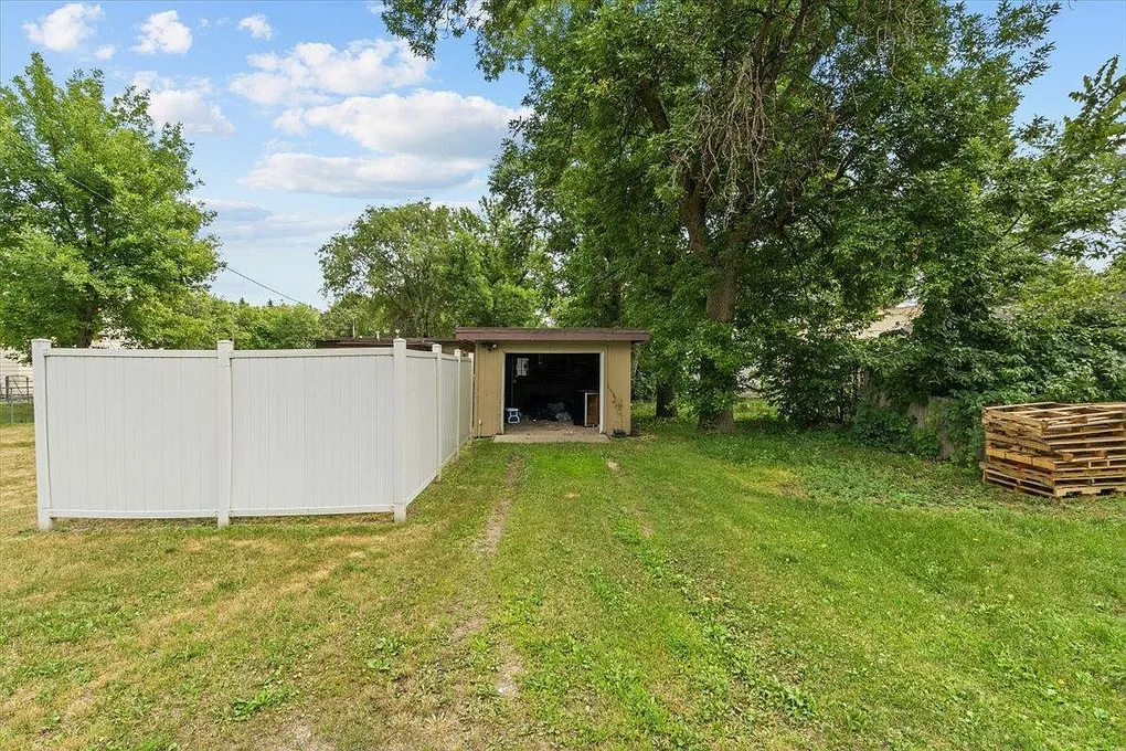 Charming Starter Home with Large Backyard in Wahpeton, ND photo 10