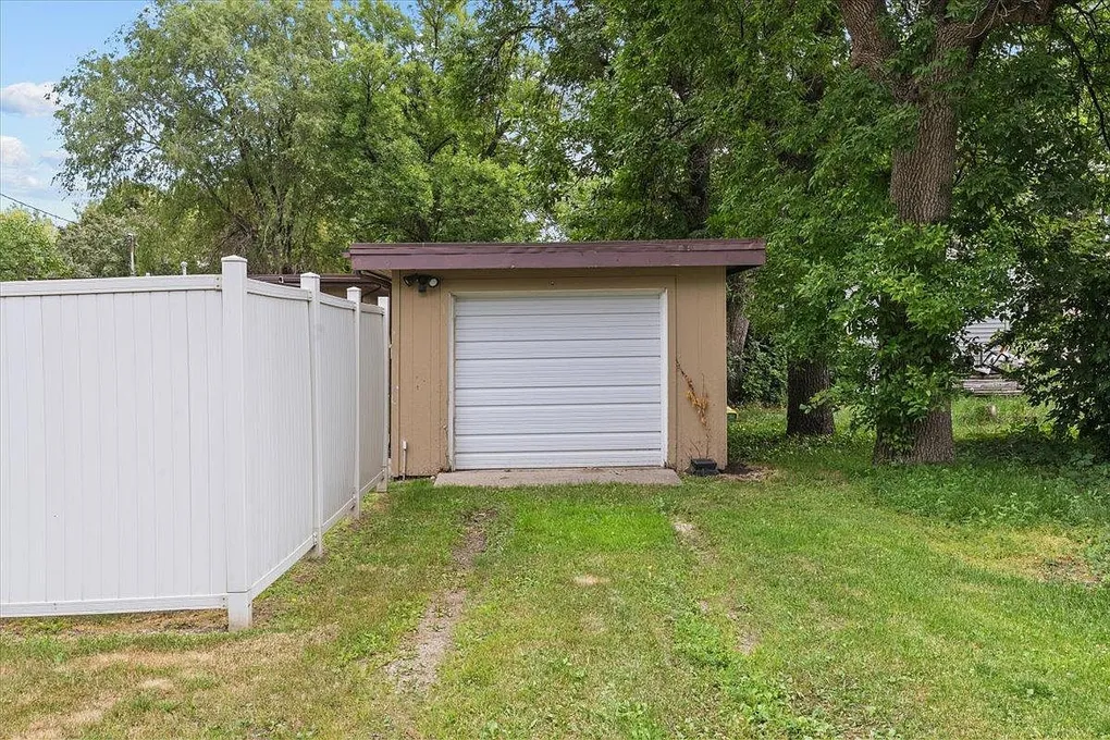 Charming Starter Home with Large Backyard in Wahpeton, ND photo 8