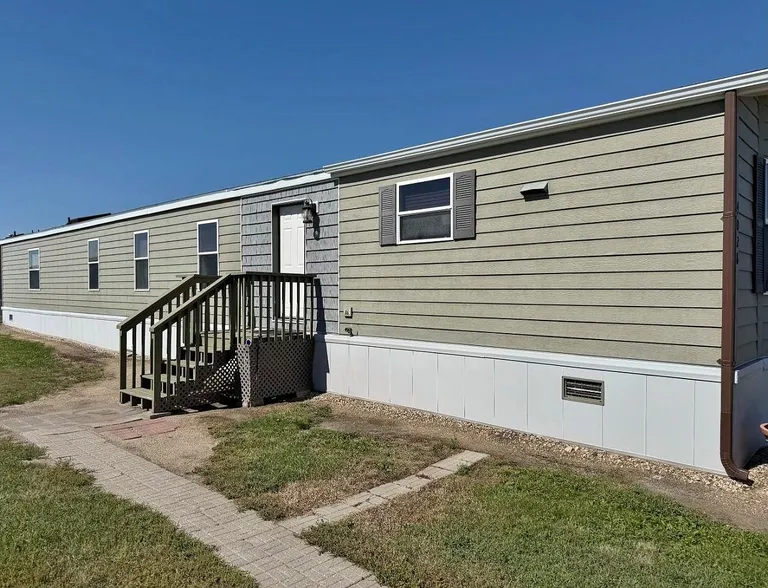 Updated Manufactured Home for Sale in Prairie Bluffs, Minot, ND property photo