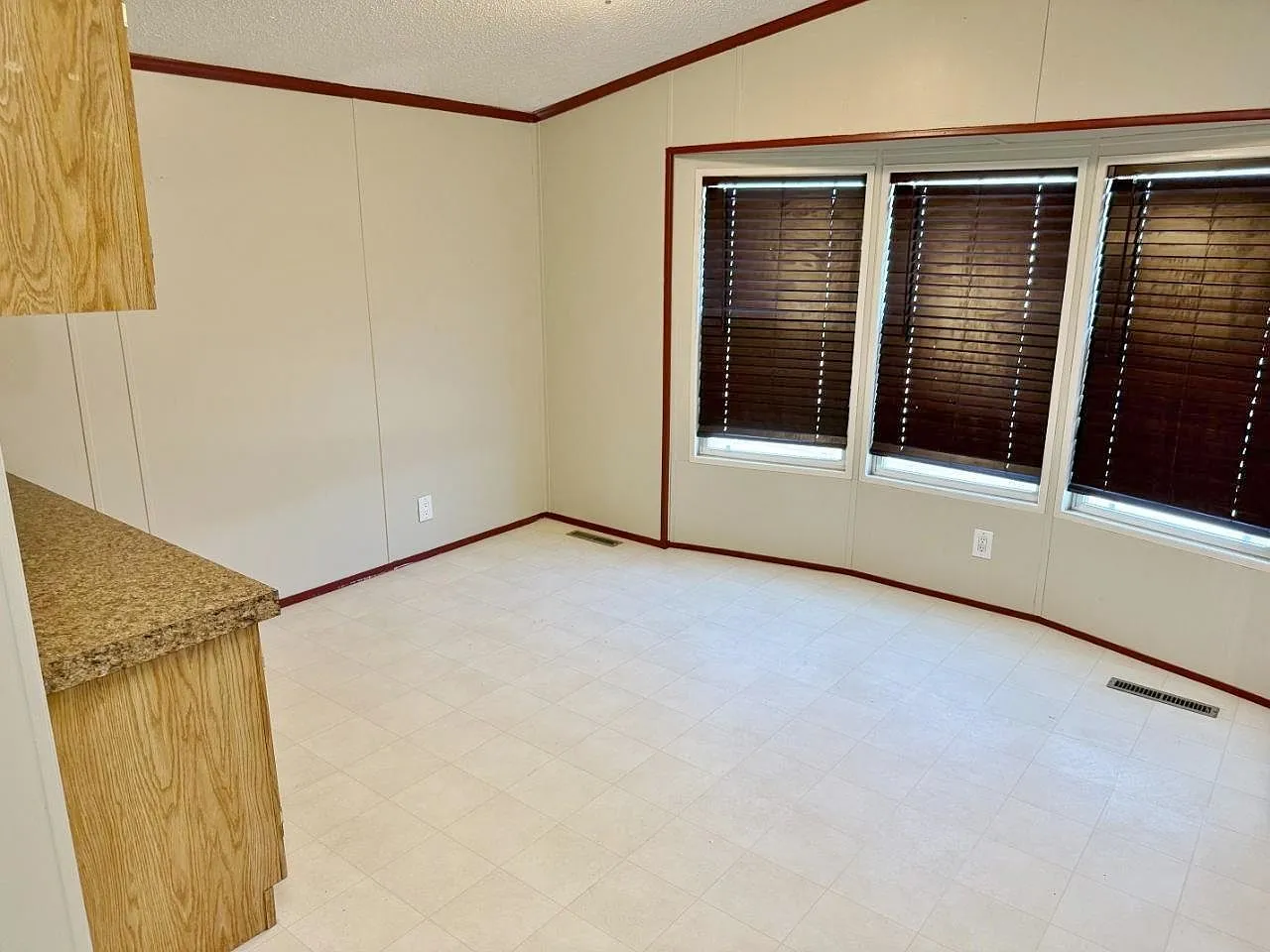 Updated Manufactured Home for Sale in Prairie Bluffs, Minot, ND photo 3