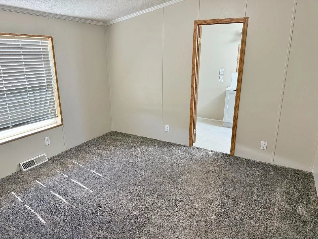 Updated Manufactured Home for Sale in Prairie Bluffs, Minot, ND photo 5