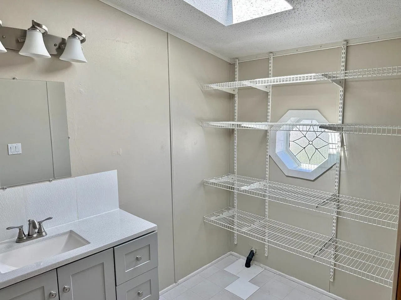 Updated Manufactured Home for Sale in Prairie Bluffs, Minot, ND photo 6