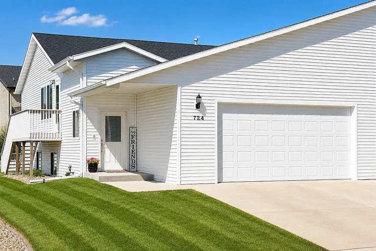 Move-In Ready Townhouse with 5 Bedrooms in Bismarck, North Dakota property photo