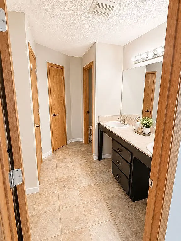 Move-In Ready Townhouse with 5 Bedrooms in Bismarck, North Dakota photo 6
