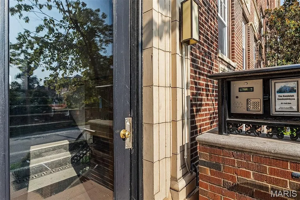 Updated Corner Condo at 321 Belt Ave in DeBaliviere, St. Louis photo 2
