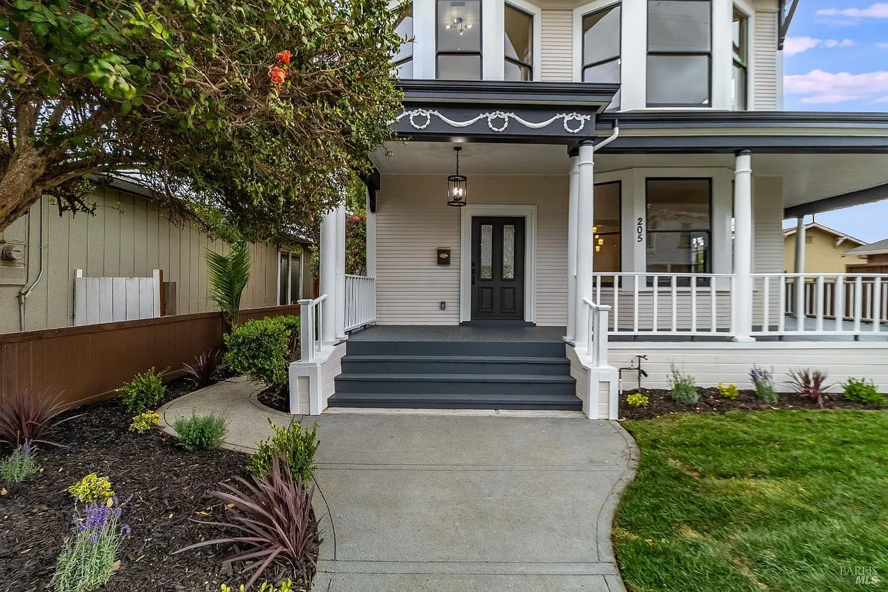Remodeled Victorian Country Home in Downtown Suisun City photo 4