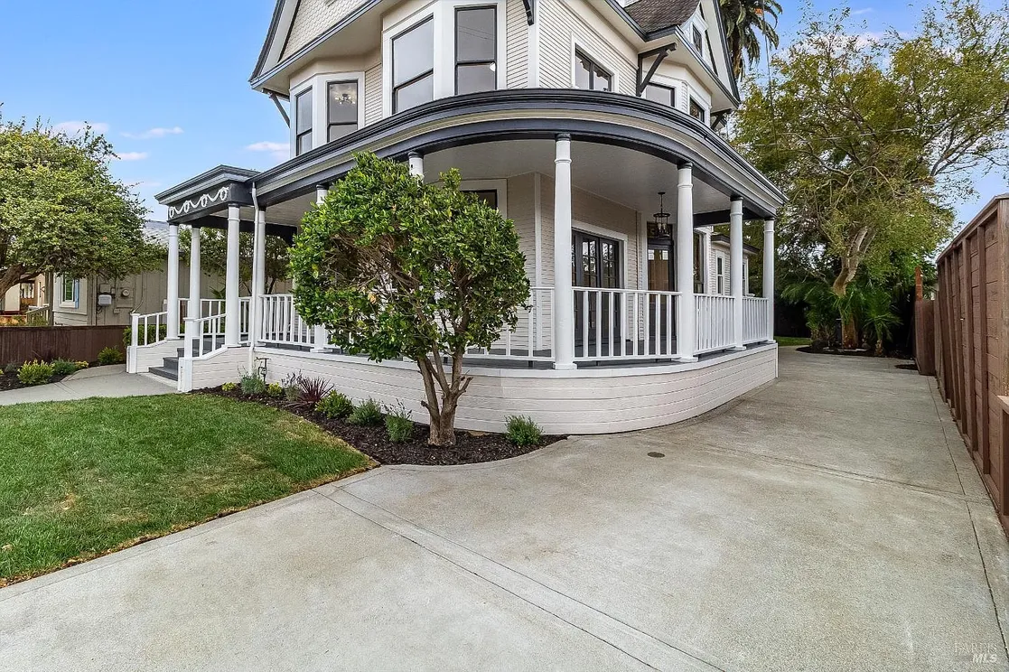 Remodeled Victorian Country Home in Downtown Suisun City photo 3