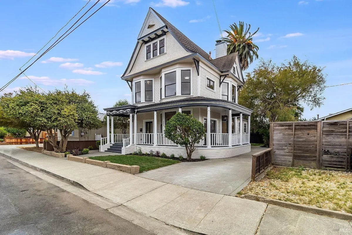 Remodeled Victorian Country Home in Downtown Suisun City photo 2
