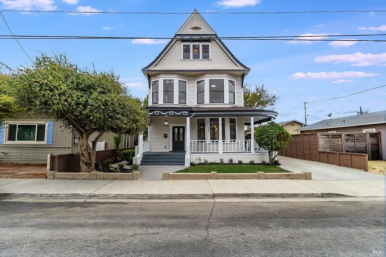 Remodeled Victorian Country Home in Downtown Suisun City property photo