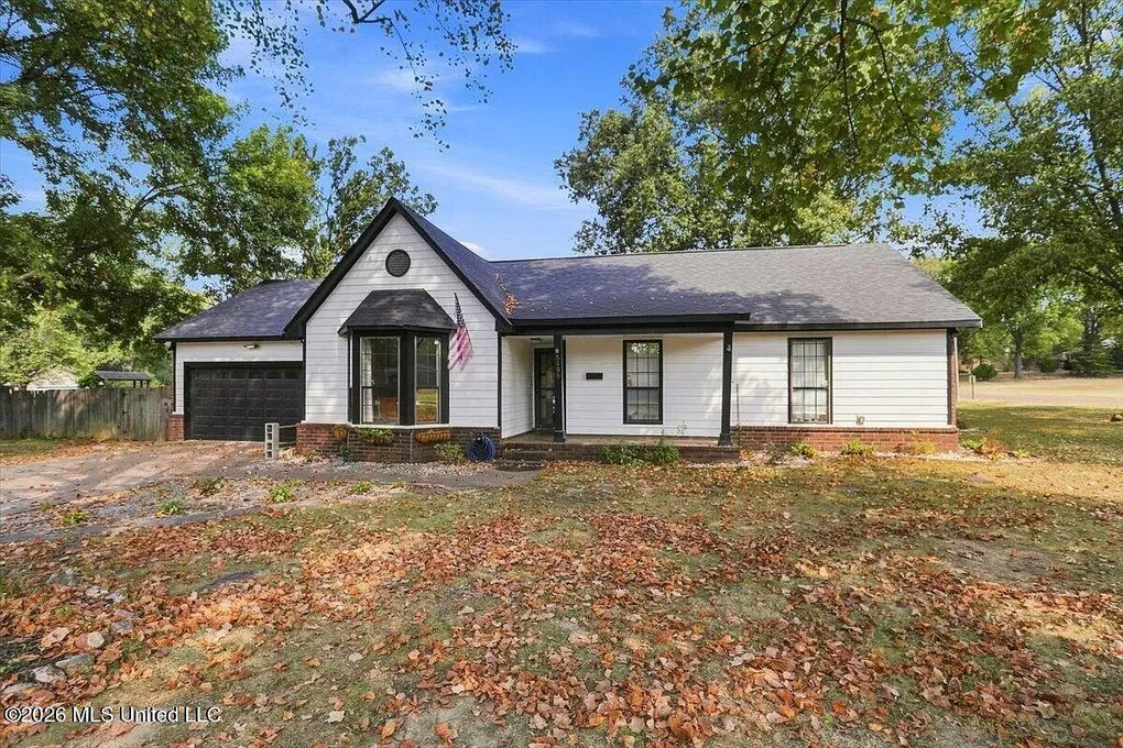 Acreage Home with Sunroom at 5495 Plum Tree Cv, Southaven, MS photo 2