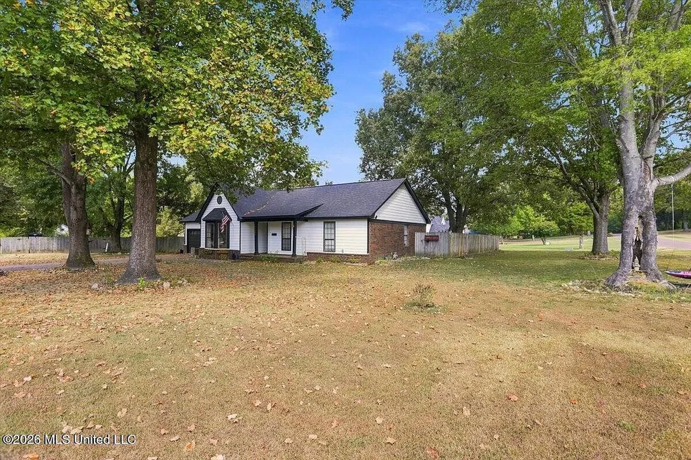 Acreage Home with Sunroom at 5495 Plum Tree Cv, Southaven, MS photo 3