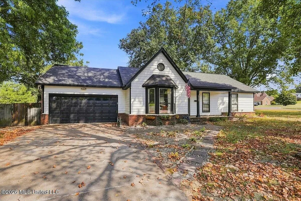 Acreage Home with Sunroom at 5495 Plum Tree Cv, Southaven, MS photo 4
