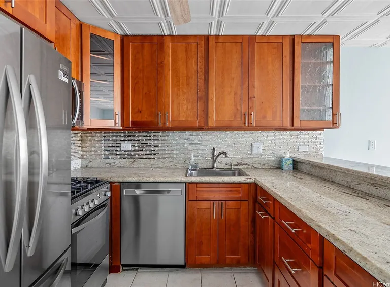 Waikiki Fee-Simple Condo at Waikiki Lanais with Covered Parking property photo
