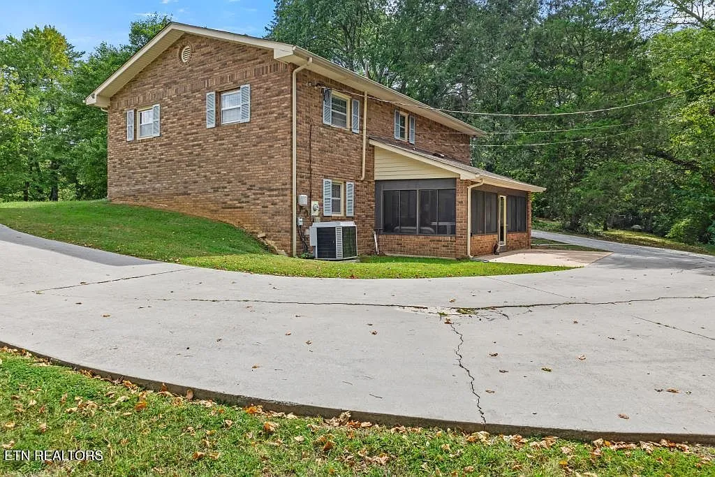 Brick Home on 1.4 Acres in Etowah, Tennessee photo 4