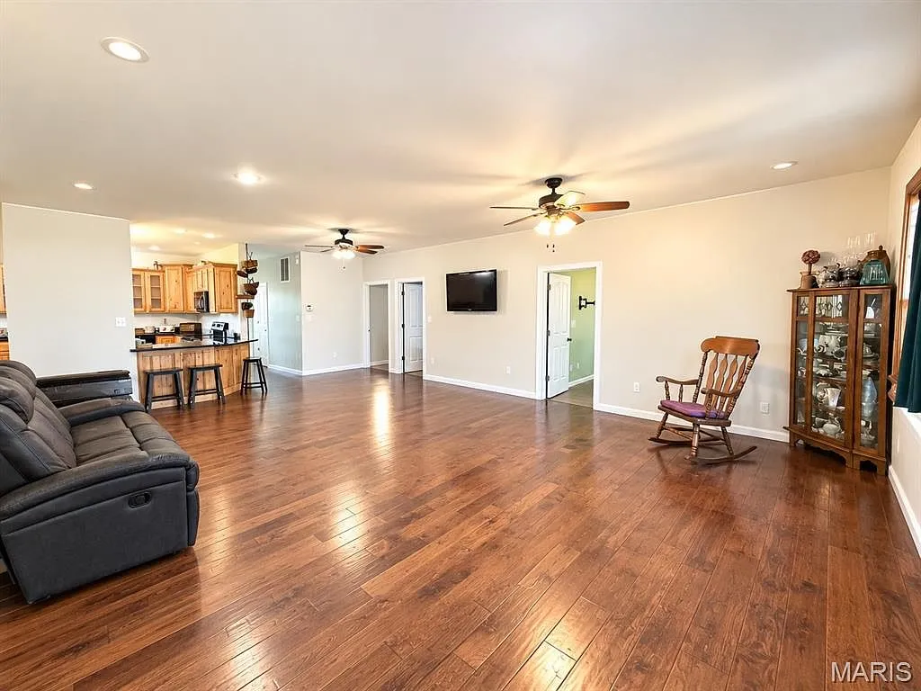 Spacious 5-Bedroom Single-Family Home on 0.642 Acres in Belgrade, Missouri photo 8