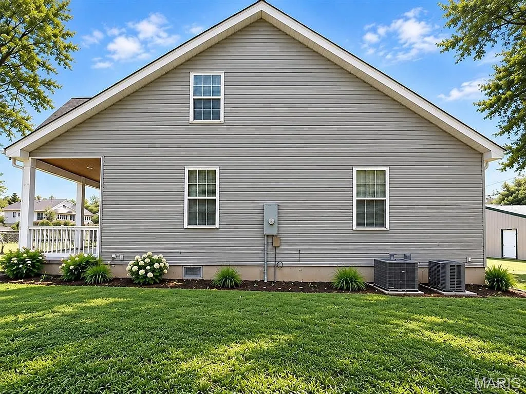 Spacious 5-Bedroom Single-Family Home on 0.642 Acres in Belgrade, Missouri photo 4