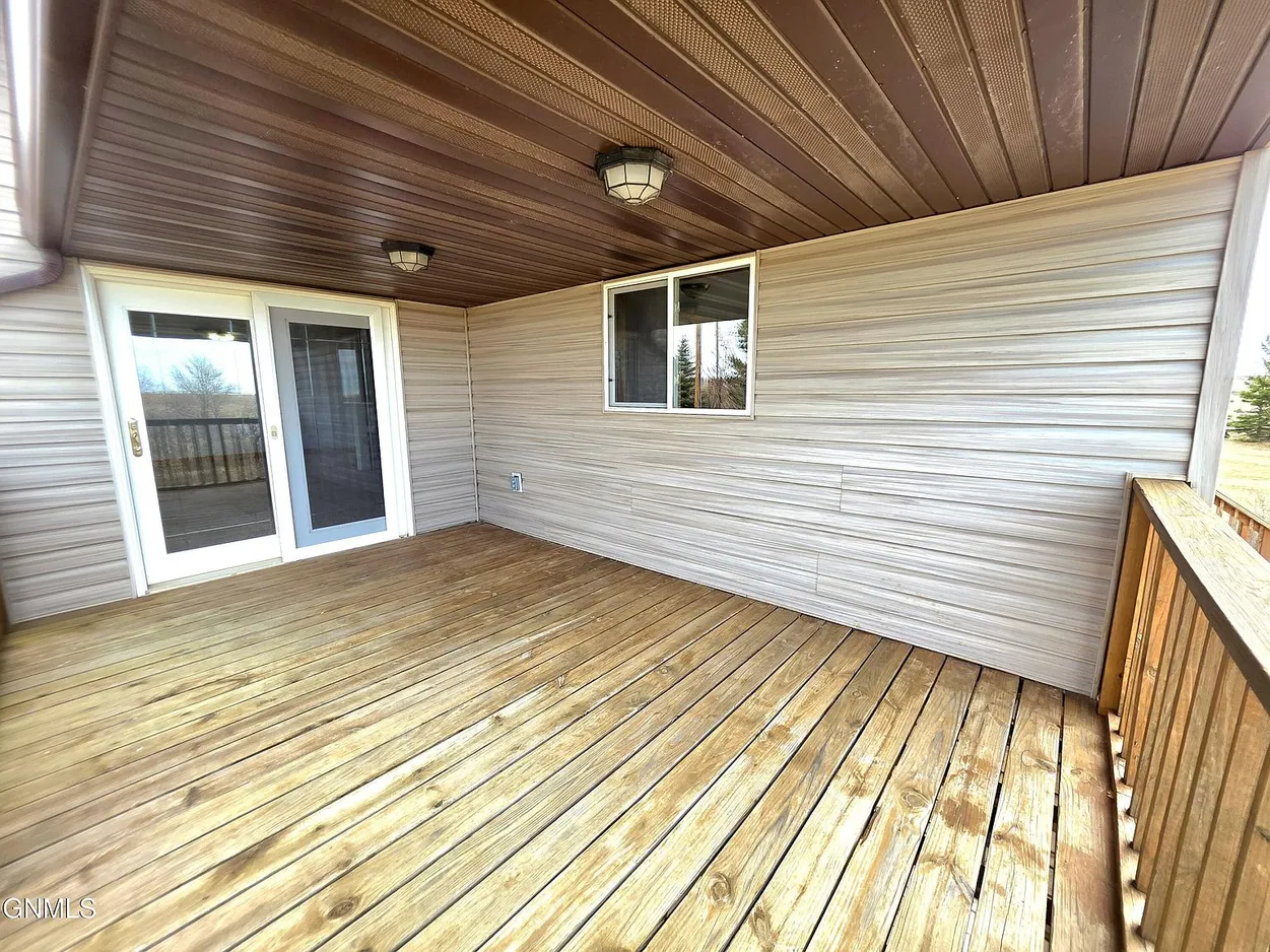 Farmhouse on 1.53 Acres at 21 Sunrise Estates Rd, Watford City, ND photo 10