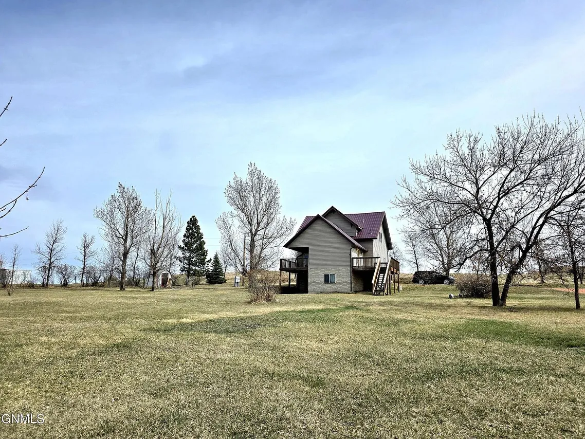 Farmhouse on 1.53 Acres at 21 Sunrise Estates Rd, Watford City, ND photo 2