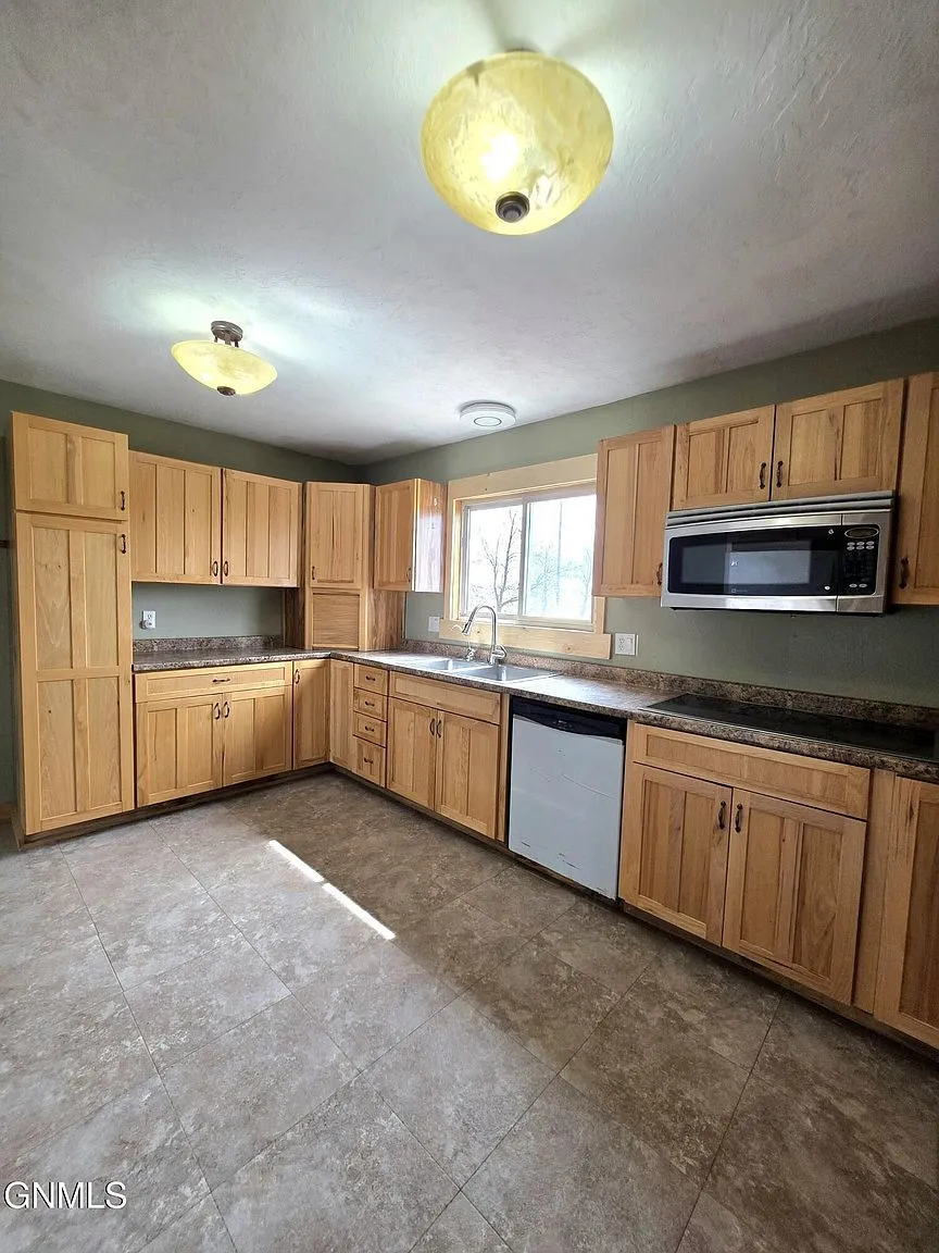 Farmhouse on 1.53 Acres at 21 Sunrise Estates Rd, Watford City, ND photo 5