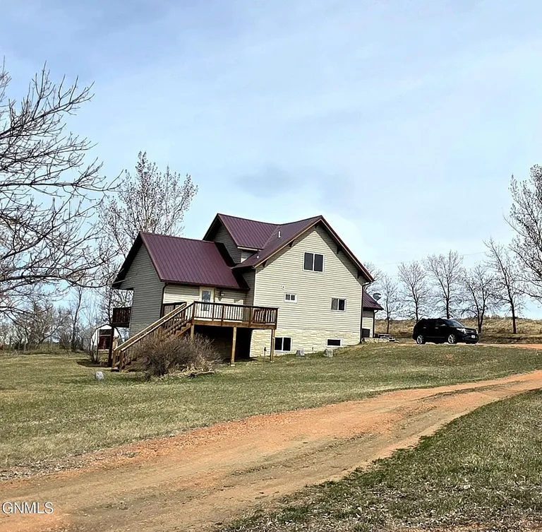 Farmhouse on 1.53 Acres at 21 Sunrise Estates Rd, Watford City, ND property photo