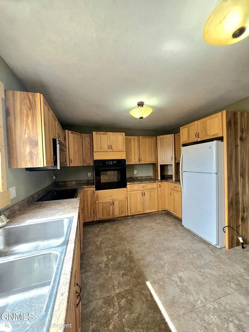 Farmhouse on 1.53 Acres at 21 Sunrise Estates Rd, Watford City, ND photo 4