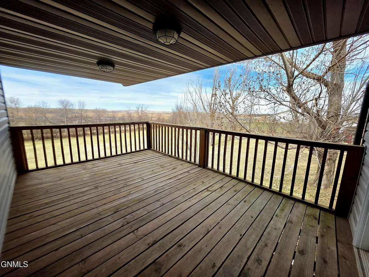 Farmhouse on 1.53 Acres at 21 Sunrise Estates Rd, Watford City, ND photo 9