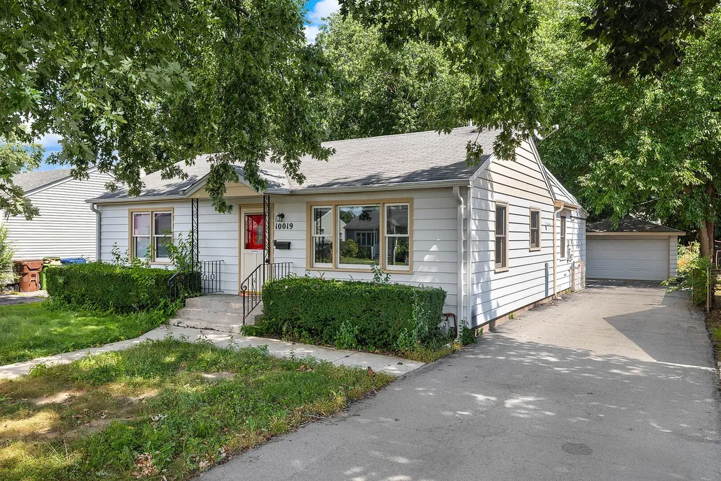 Updated 4-Bedroom Single-Family Home with Deck in Oak Lawn, IL photo 2