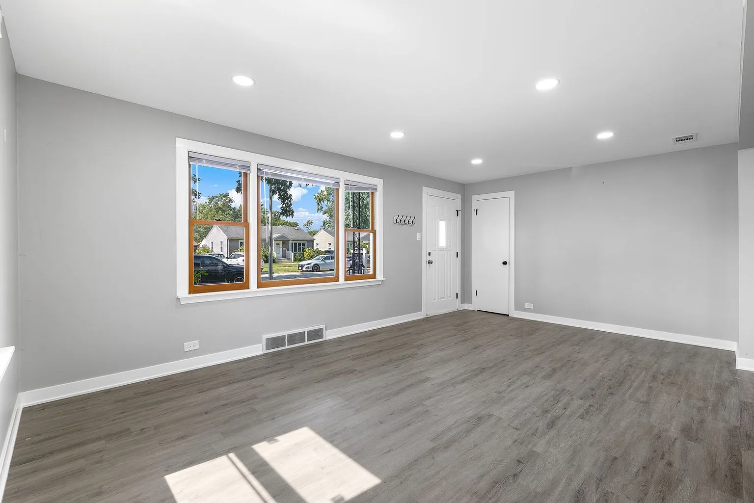 Updated 4-Bedroom Single-Family Home with Deck in Oak Lawn, IL photo 5