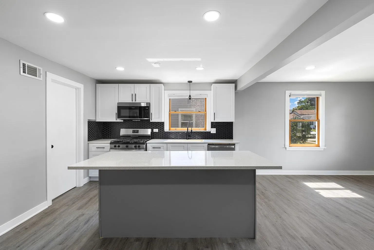 Updated 4-Bedroom Single-Family Home with Deck in Oak Lawn, IL photo 8