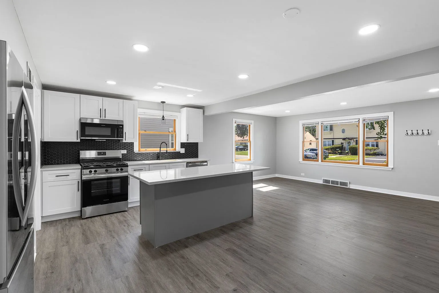 Updated 4-Bedroom Single-Family Home with Deck in Oak Lawn, IL photo 9