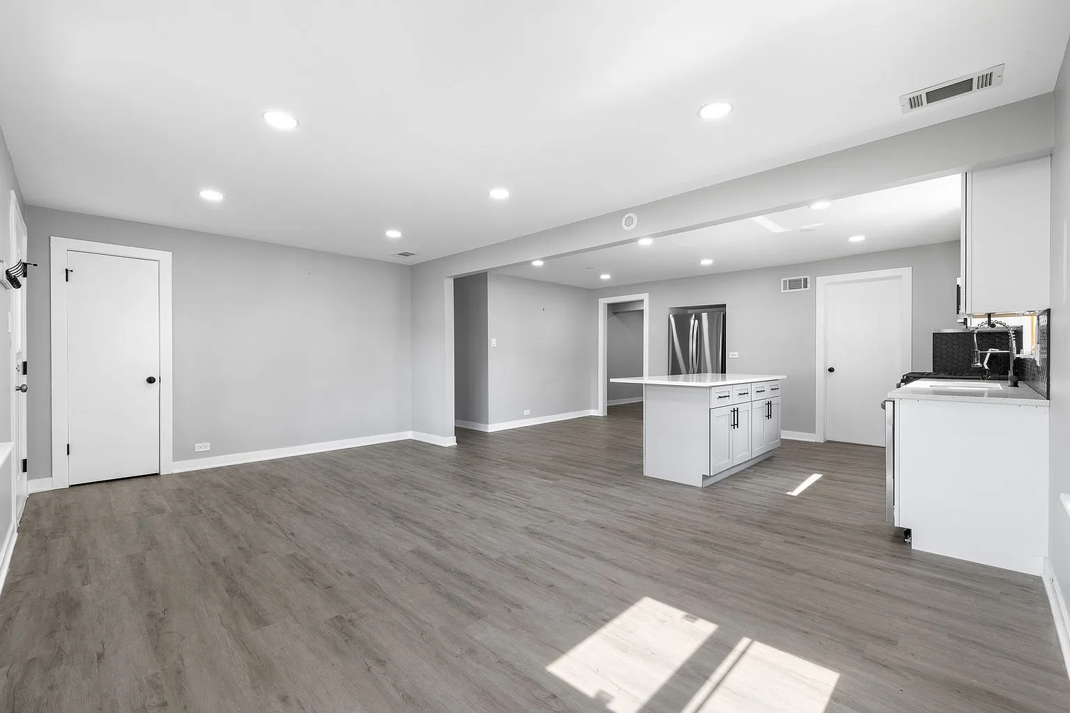 Updated 4-Bedroom Single-Family Home with Deck in Oak Lawn, IL photo 4