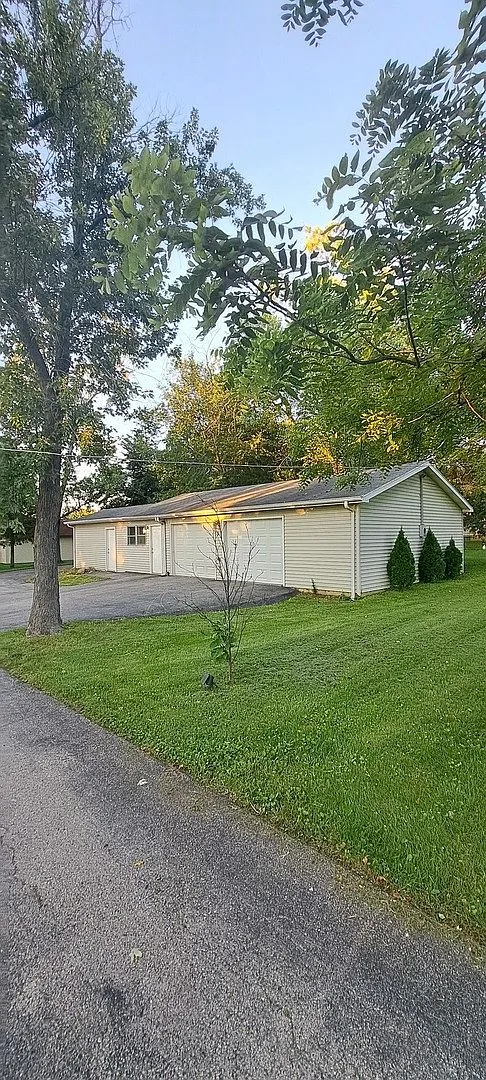 Ranch-Style Home on 1.01 Acres with Detached Heated 4-Car Garage in New Lenox photo 7