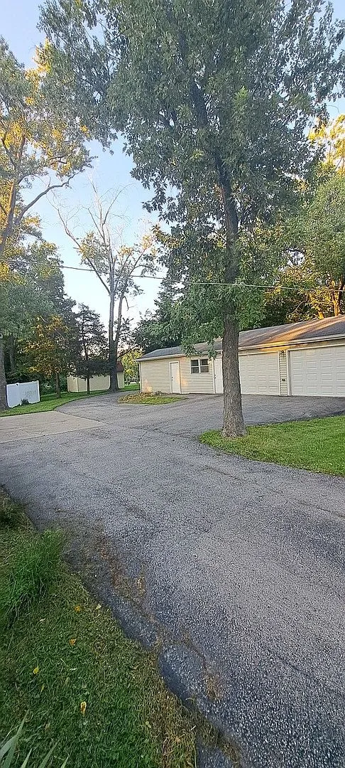 Ranch-Style Home on 1.01 Acres with Detached Heated 4-Car Garage in New Lenox photo 8