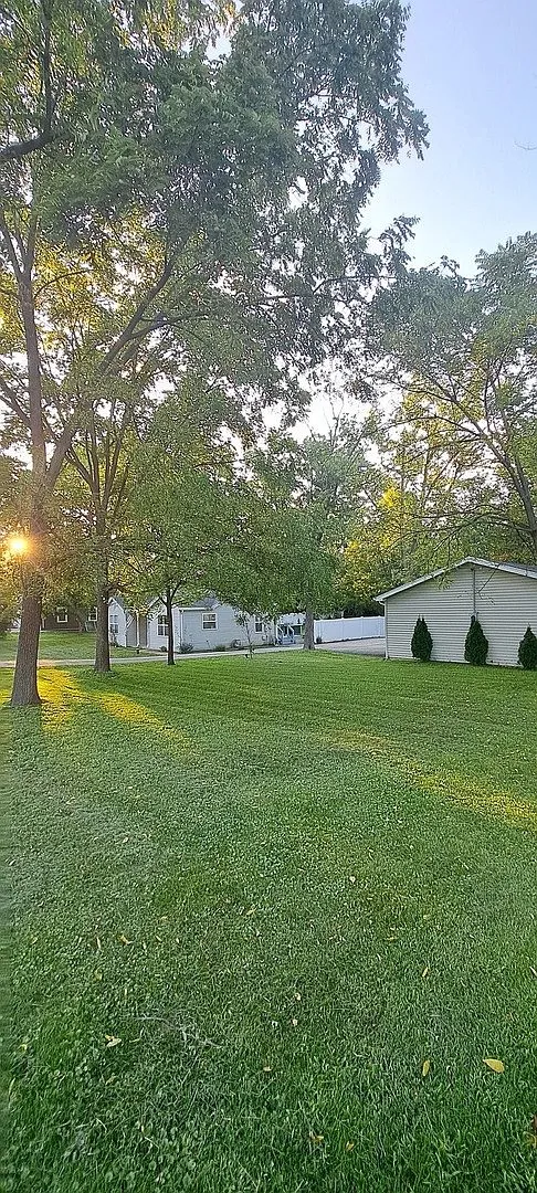 Ranch-Style Home on 1.01 Acres with Detached Heated 4-Car Garage in New Lenox photo 6