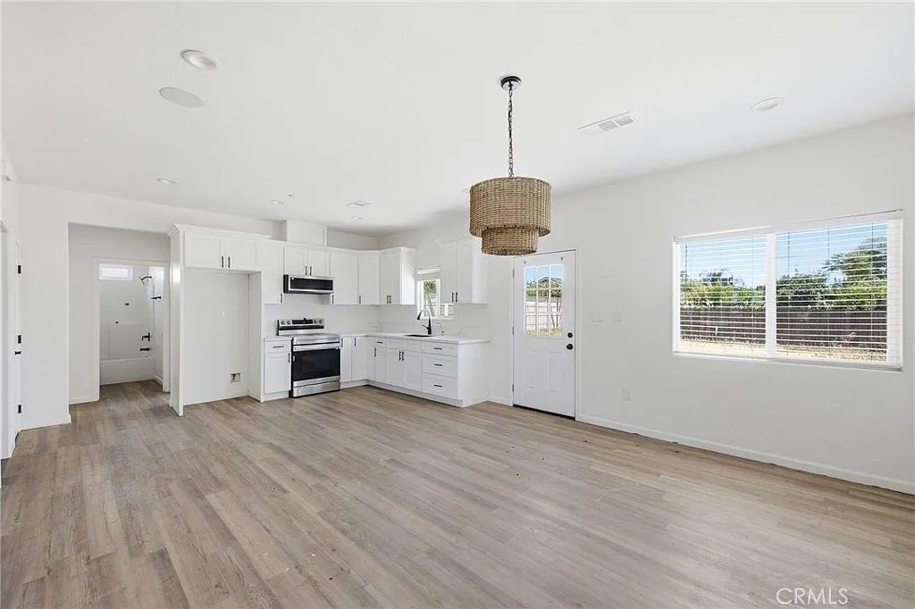 Single-Family Residence at 805 Lawson Rd, Bakersfield, CA 93307 photo 5
