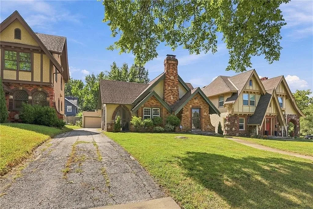 Classic Kansas City Tudor Country Home in Rockhill Gardens photo 4