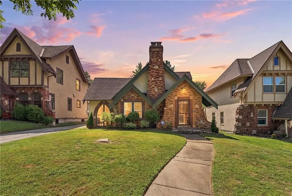 Classic Kansas City Tudor Country Home in Rockhill Gardens photo 2