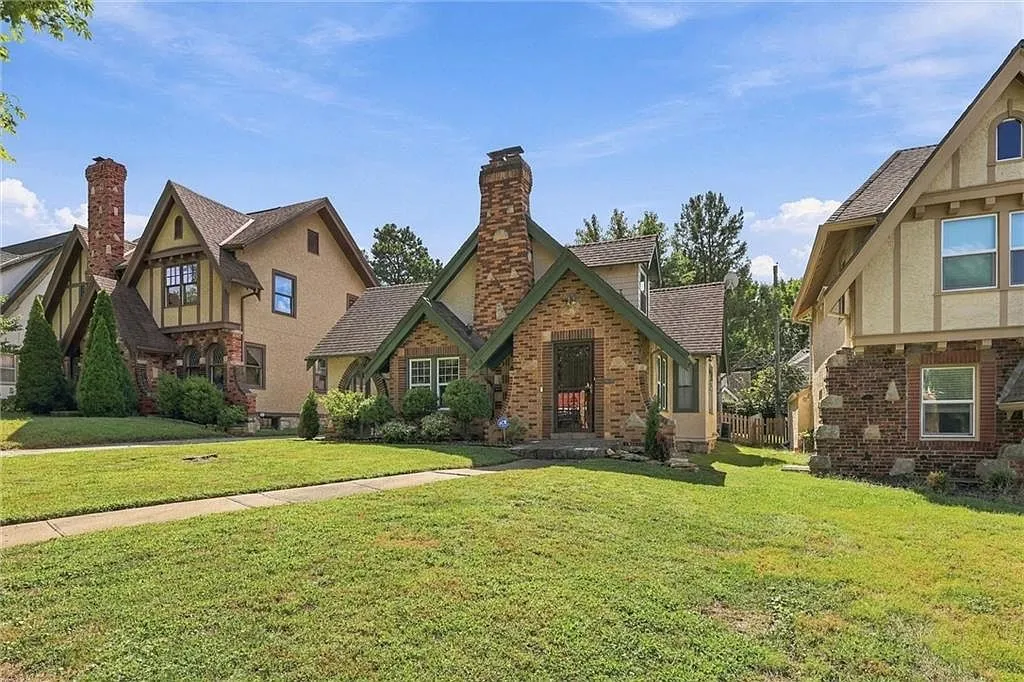 Classic Kansas City Tudor Country Home in Rockhill Gardens photo 3
