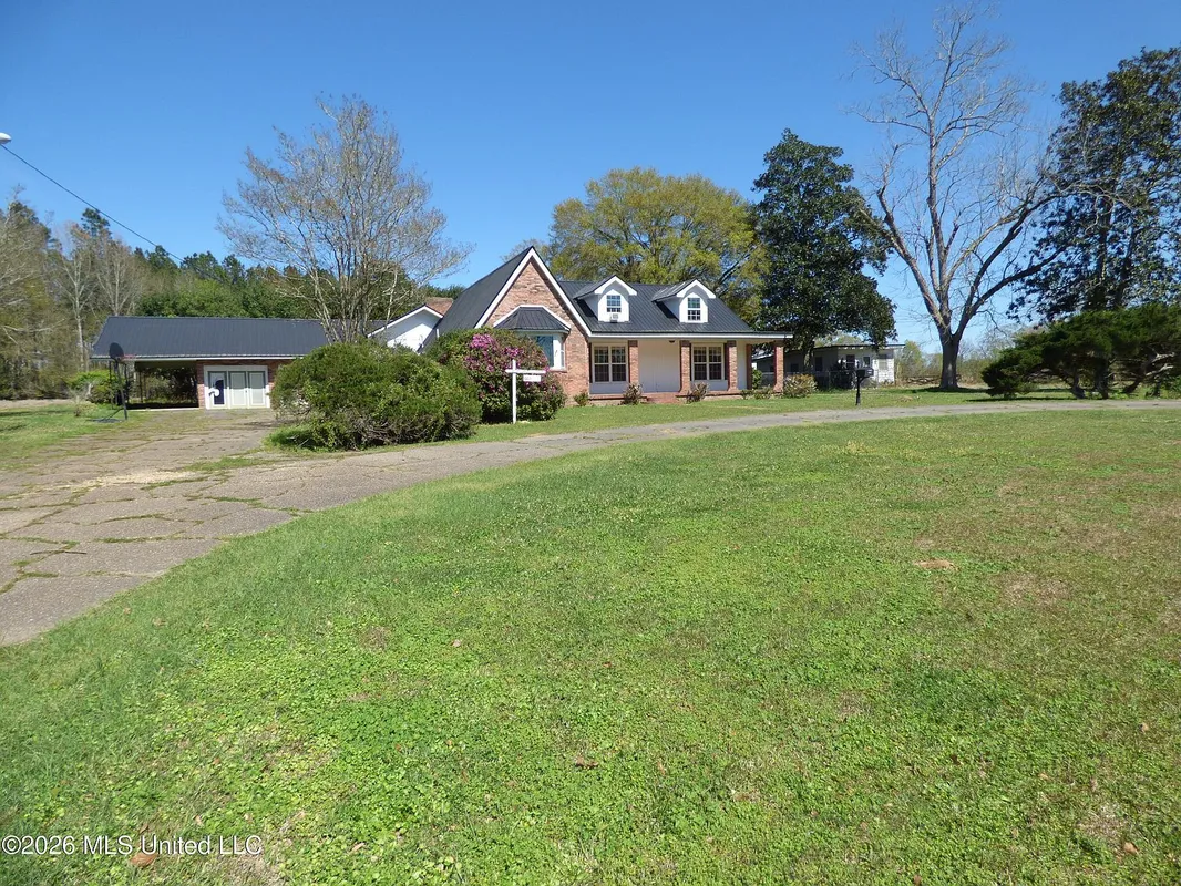 Spacious Centreville Single-Family Home on 17.45 Acres photo 2