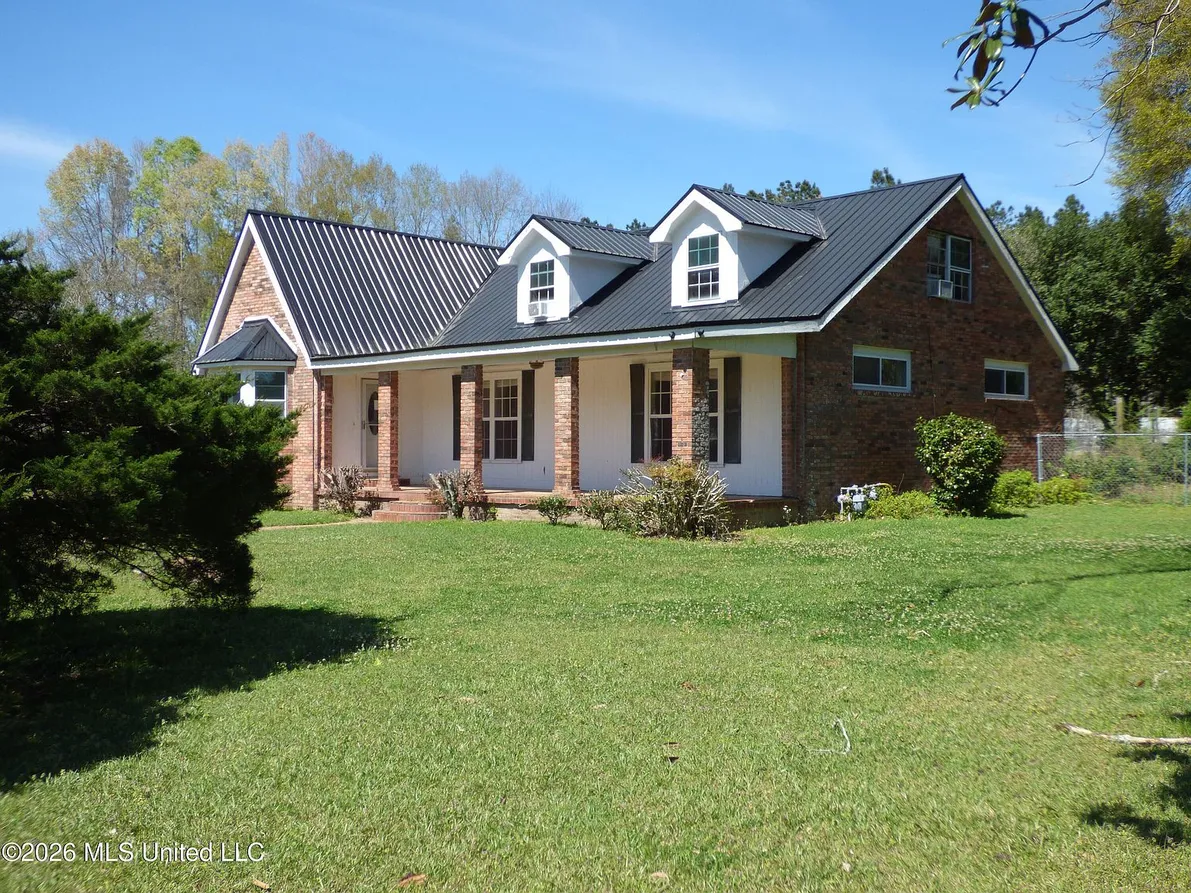 Spacious Centreville Single-Family Home on 17.45 Acres photo 3