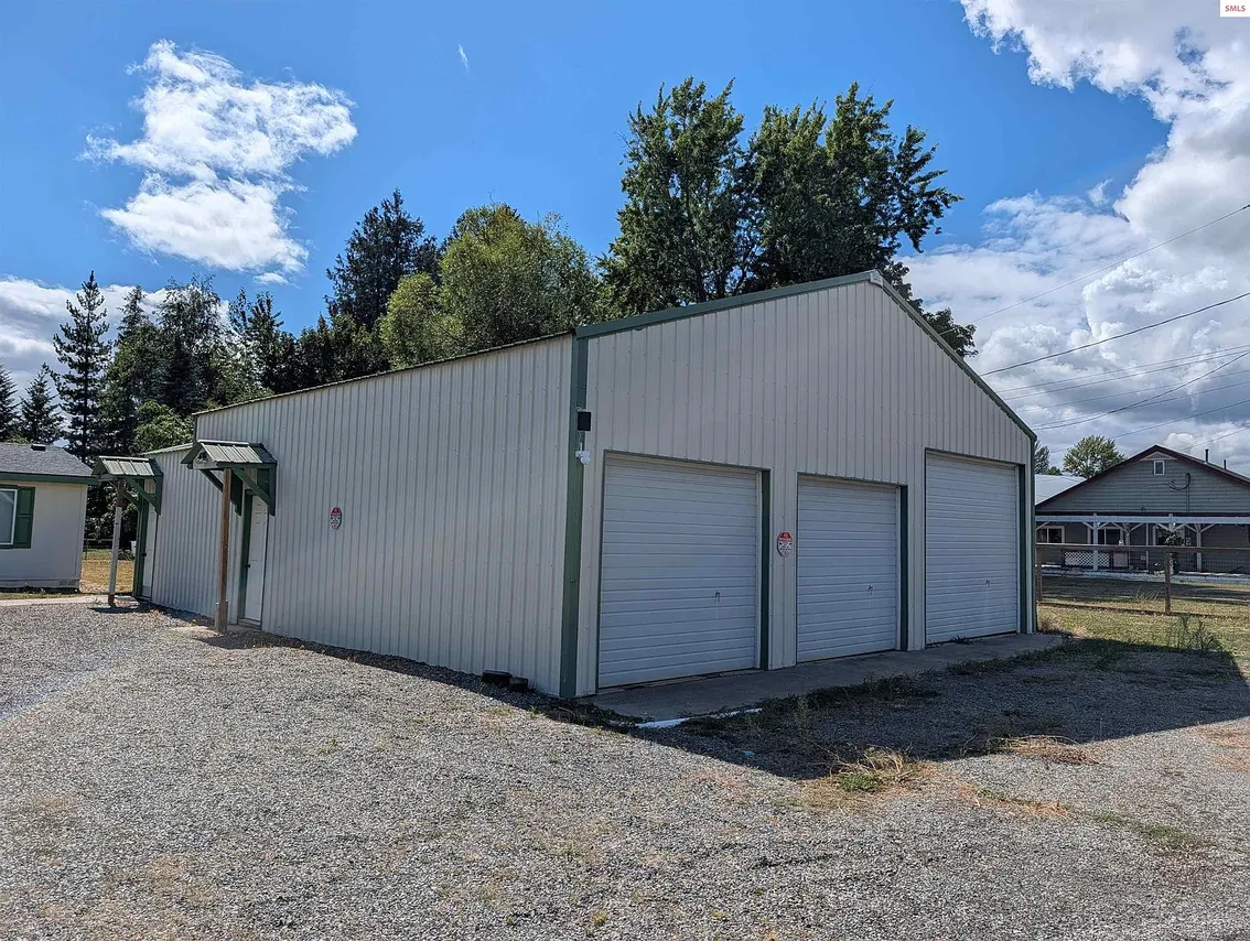 Spacious Manufactured Home with 3-Bay Shop in Ponderay, Idaho photo 2