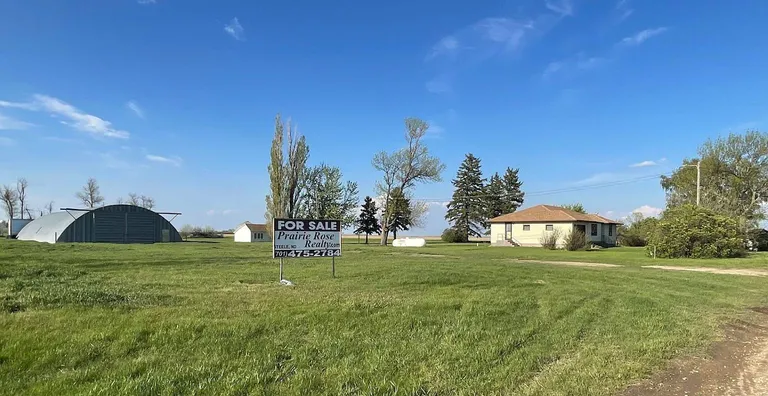Farmhouse and Home Business Property at 2591 38th St SE, Steele, ND property photo