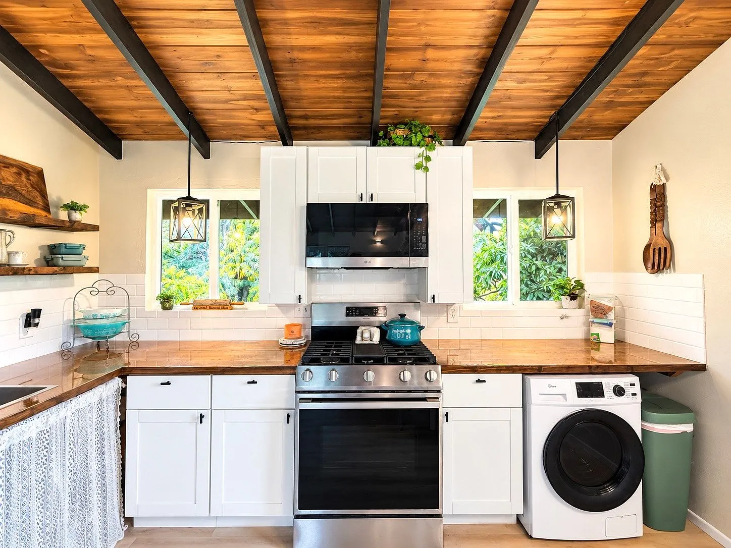 Renovated 3-Bedroom Home with Flexible Guest Suite in Waiohinu photo 5