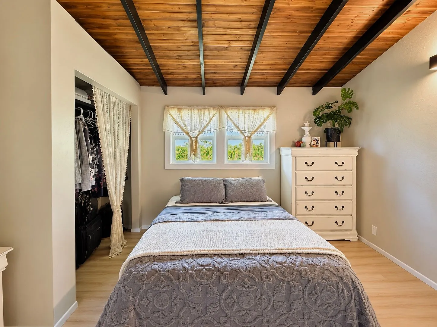 Renovated 3-Bedroom Home with Flexible Guest Suite in Waiohinu photo 10