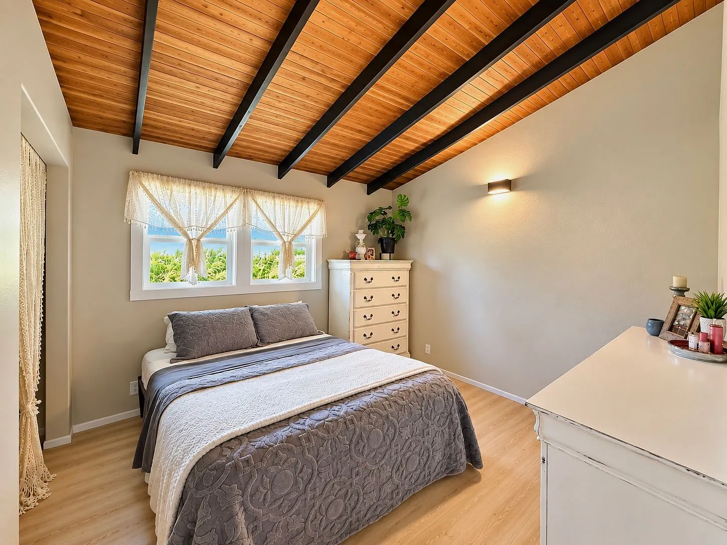 Renovated 3-Bedroom Home with Flexible Guest Suite in Waiohinu photo 9