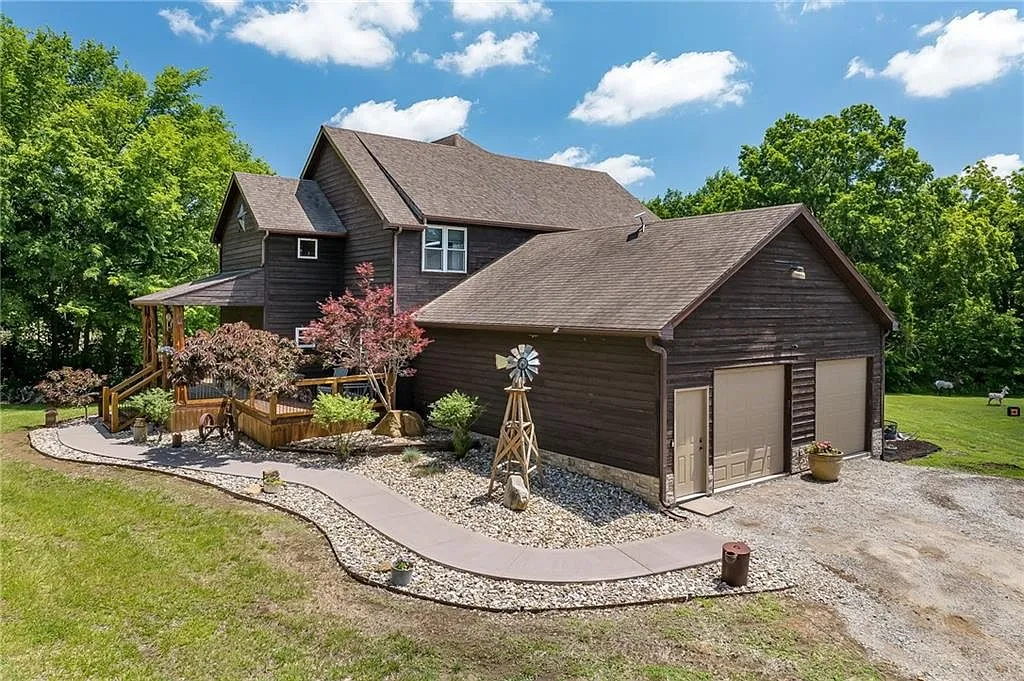 Country Home on 8.78 Acres for Sale at 6280 NW Sale Barn Rd, Cameron, MO photo 3