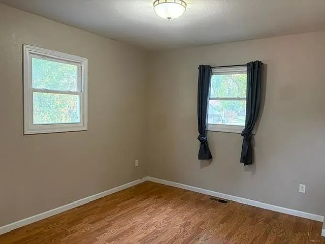 Charming 2-Bedroom Detached Home with Vaulted Ceilings in Minot, North Dakota photo 9