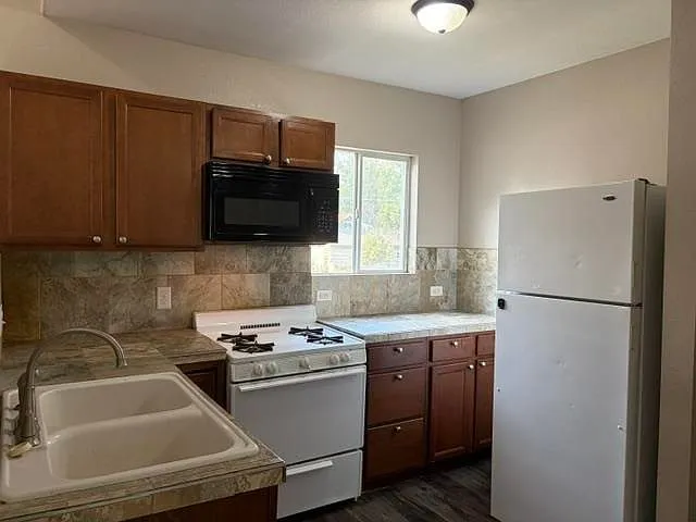 Charming 2-Bedroom Detached Home with Vaulted Ceilings in Minot, North Dakota photo 3