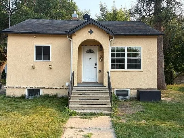 Charming 2-Bedroom Detached Home with Vaulted Ceilings in Minot, North Dakota property photo
