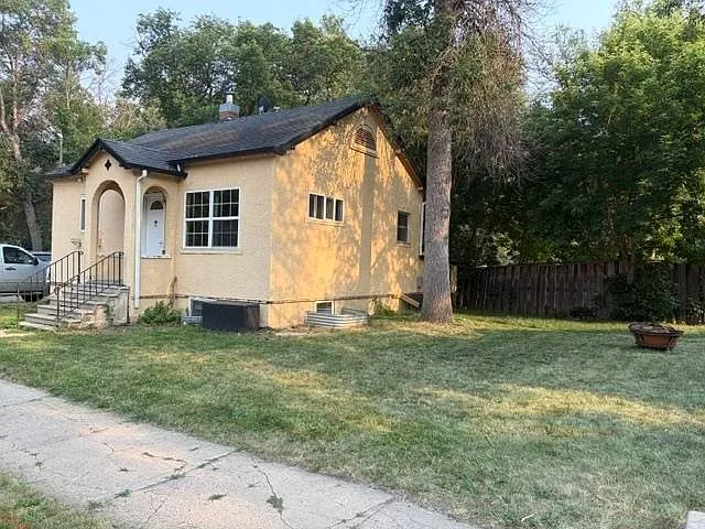 Charming 2-Bedroom Detached Home with Vaulted Ceilings in Minot, North Dakota photo 2